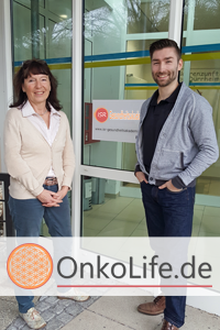 Vorstand ISR Gesundheitsakademie mit Dr. Petra Mommert-Jauch und Carsten Paetzold vor dem Eingang der Klinik Hüttenbühl