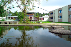 Blick über Teich auf Klinik Hüttenbühl in Bad Dürrheim