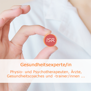 Gesundheitsexpertin hält ISR-Pille in der Hand