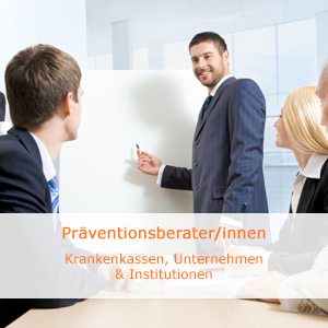 Referent steht vor Flipchart und erklärt seinen Teilnehmern Möglichkeiten der Prävention