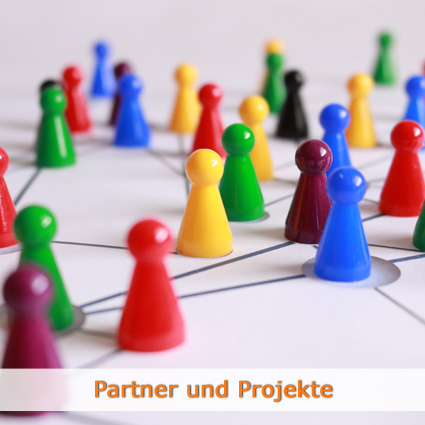 zahlreiche bunte Spielfiguren bilden ein Netzwerk und sind durch Linien auf dem Spielfeld verbunden