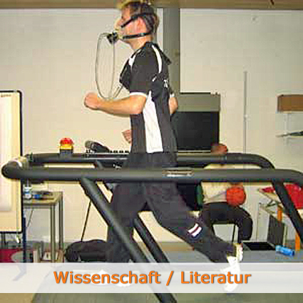 Mann läuft mit Ergospirometer-Maske auf einem Laufband und führt wissenschaftliche Tests durch