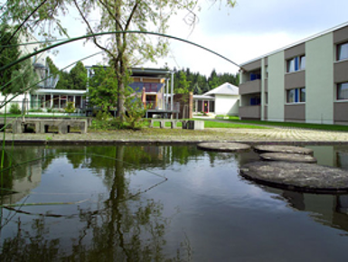 Aussicht über Teich auf Klinik Huettenbuehl in Bad Duerrheim